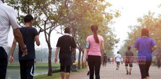 Jalan Kaki Bisa Buat Lemak Perut Berkurang? Ini Durasi Idealnya!