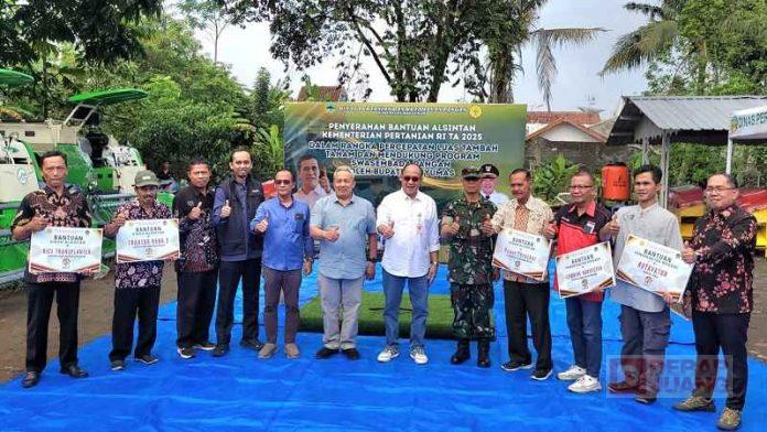 Wujudkan-Swasembada-Pangan-Sadewo-Serahkan-Alsintan-kepada-29-Kelompok-Tani