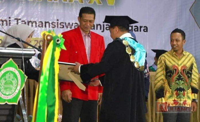 H.-Nuryanto-dan-Wahju-Djatmika-Dampingi-Wisuda-Mahasiswa-KIP-Kuliah-Aspirasi-PDI-Perjuangan