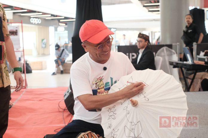 Samuel Wattimena saat mengikuti Lomba Melukis Kipas dan Payung Tingkat Kota Semarang, Minggu, 19 Oktober 2025