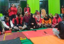 Tri Rismaharini Tinjau Pengungsi Longsor di Situkung Pandanarum, Salurkan Bantuan dan Berikan Dukungan Moral