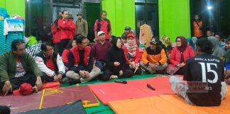 Tri Rismaharini Tinjau Pengungsi Longsor di Situkung Pandanarum, Salurkan Bantuan dan Berikan Dukungan Moral