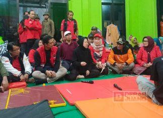 Tri Rismaharini Tinjau Pengungsi Longsor di Situkung Pandanarum, Salurkan Bantuan dan Berikan Dukungan Moral