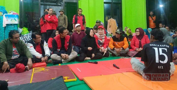 Tri-Rismaharini-Tinjau-Pengungsi-Longsor-di-Situkung-Pandanarum-Salurkan-Bantuan-dan-Berikan-Dukungan-Moral
