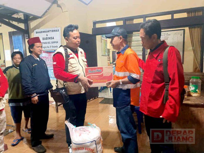 Bersama-Andri-Baguna-Banyumas-Serahkan-Bantuan-Kepada-Warga-Terdampak-Bencana-Tanah-Longsor