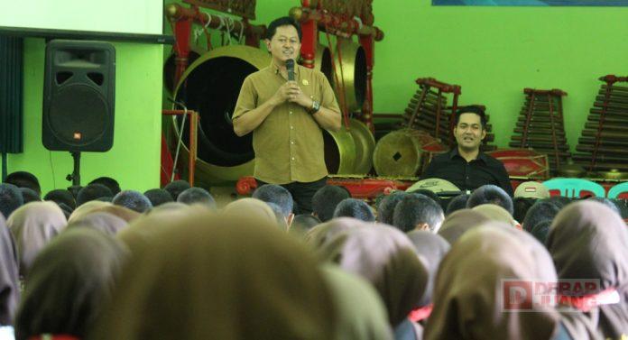 Wahju-Djatmika-Ajak-Siswa-SMPN-2-Banjarnegara-untuk-Tidak-Melupakan-Sejarah-dan-Kiprah-Bung-Karno-dalam-Gerakan-Pramuka