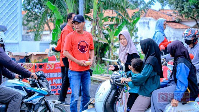 Semarak-Ramadhan-DPC-Partai-Brebes-Bagikan-Takjil-dan-Nasi-Ponggol PDI Perjuangan Brebes