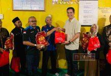 Adisatrya Bagikan 300 Paket Sembako untuk Perantau Banyumas-Cilacap di Jabodetabek