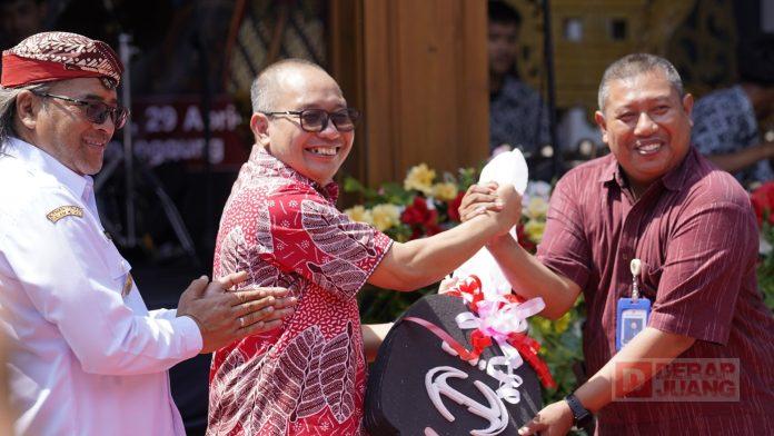 Dukung-KBM-SMK-17-Temanggung-Sofwan-Serahkan-Bantuan-Bus-Sekolah Sofwan Dedy Ardyanto